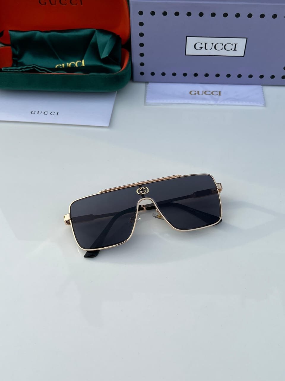 Gucci GG Logo Black Shield Sunglasses – Gold Frame Flat-Top Design with Gradient Lens