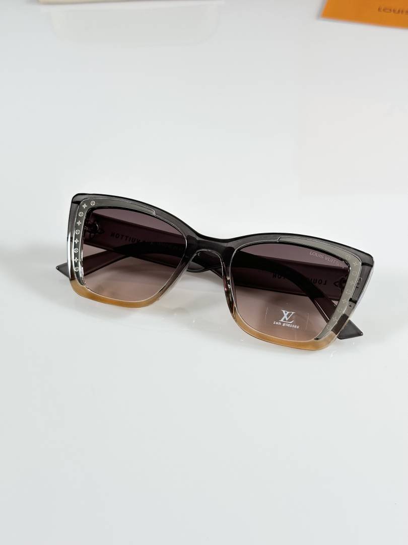 Stylish ouis Vuitton oversized cat-eye sunglasses
